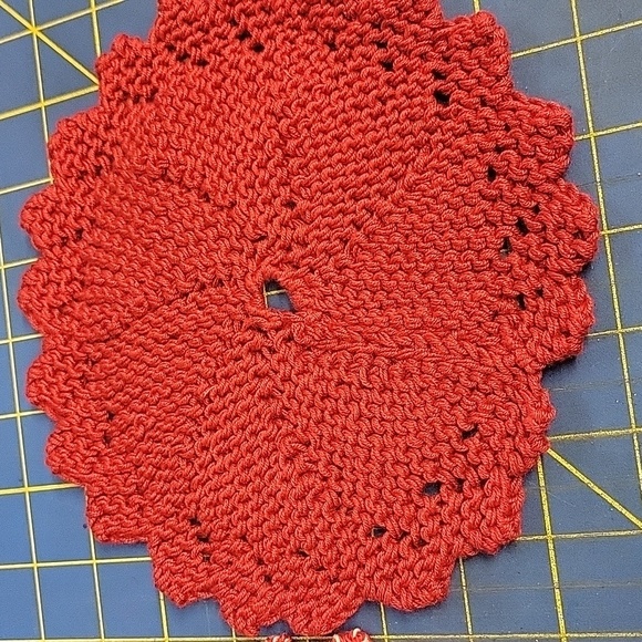 Red & White Knitted 7.5" Doily Trivet - Picture 3 of 3